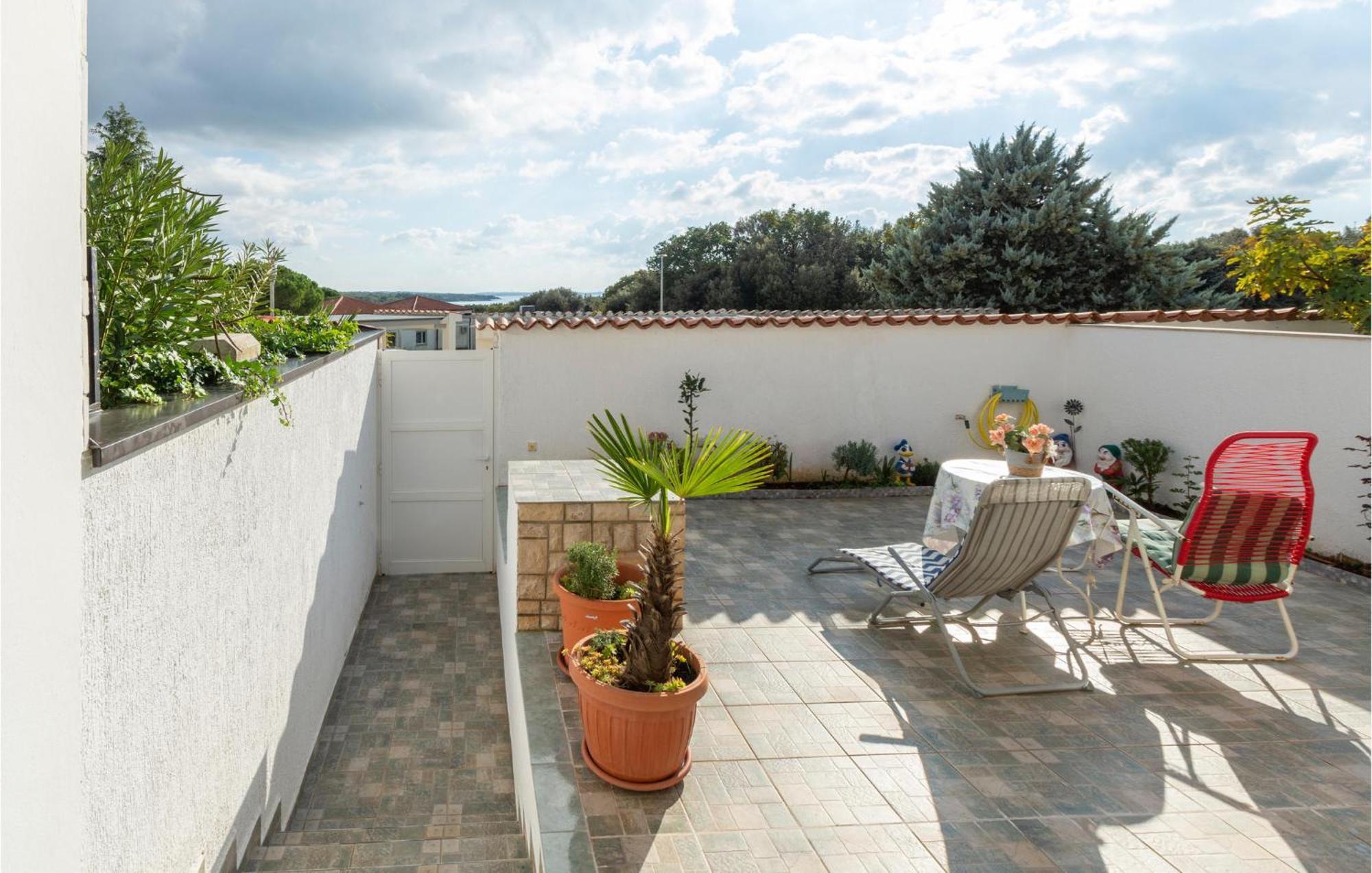 Stunning Apartment In Barbariga With Wifi Bagian luar foto
